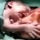 Llora y se aferra para no soltarse, se tranquiliza al juntar su cara con la de su madre: emocionante.