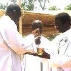 Recepción del padre Adrián -a la derecha- en su misión en Zambia, en la diócesis de Chipata