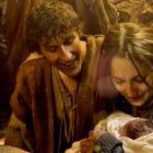 María, un joven José sin barba y el pequeño Jesús, en la película Son of God -Hijo de Dios