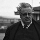 Chesterton en Brighton en 1935 - siguiendo a León XIII, los distributistas buscaban un sistema alternativo al comunismo y al capitalismo y sus abusos