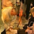 Francisco necesitó ayuda para arrodillarse y levantarse doce veces durante el lavatorio de pies del Jueves Santo.