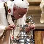 La bendición de los óleos, uno de los ritos fundamentales del Jueves Santo.