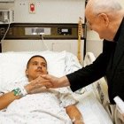 Un sacerdote atiende a un enfermo