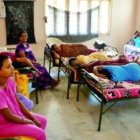 Chicas que esperan... el negocio juega con la pobreza de las mujeres