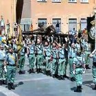 El momento cumbre: rendición de honores con el Cristo de Mena en alto, a pulso.