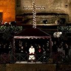 La asistencia de fieles al Via Crucis triplicó la del año pasado.