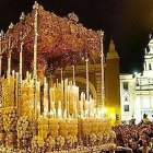 Masiva devoción a la Esperanza Macarena en su noche grande.