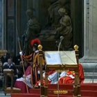 El padre Cantalamessa contrapuso a Pedro y a Judas: ambos traidores, pero uno confió en la misericordia de Jesús, el otro no.