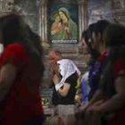 Cristianos de Mosul se han refugiado en el pueblecito cristiano de Al Qoush donde rezan esperando regresar