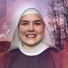 Dile sí a Dios e incendia el mundo, reza uno de los carteles vocacionales de Cassie. Es lo que intenta ella también con sus imágenes.