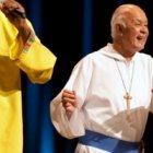 El padre Richard Ho Lung en una de sus representaciones musicales... dan esperanza, dice, y fondos para los pobres