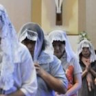 Católicos japoneses en una iglesia