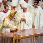 Millones de personas vieron a Benedicto XVI dedicar la Basílica... ¿qué papeles pide El País ahora?