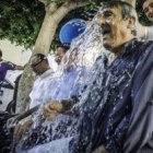 Un voluntario de la parroquia arroja agua helada a personalidades de Orihuela - se recauda ayuda para Cáritas parroquial