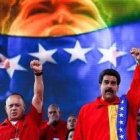 Maduro, en chándal con los colores venezolanos, fomenta el culto y casi deificación de su predecesor
