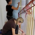 Dos voluntarias de Tengo Hogar apoyan con la remodelación de interiores necesaria en un hogar