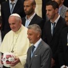 Los futbolistas del Partido por la Paz con el Papa Francisco, con el trofeo con forma de olivo, símbolo bíblico de reconciliación