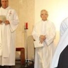 La abuela María Paz, aún con velo blanco, profesa sus votos ante la abadesa de las clarisas capuchinas