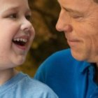 El pequeño Colton y su asombrado papá Todd, en la película El Cielo es real