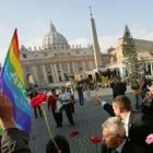 Media docena de activistas con 200.000 dólares pueden hacer mucho ruido y engañar a muchos periodistas en el Sínodo de la Familia en Roma