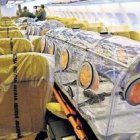 El misionero llegó a España en este avión medicalizado y esta unidad de aislamiento biológico