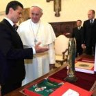 Enrique Peña Nieto regala al Papa Francisco una camiseta firmada de la selección mexicana y una imagen de la Guadalupana