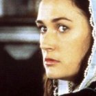 Demi Moore, con 32 años, protagoniza la película de 1995 de La Letra Escarlata; la novela es de 1850, y está ambientada entre los puritanos del s.XVII