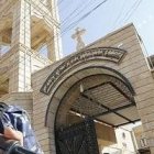 Soldado de seguridad irakí ante una iglesia de la ciudad de Bartala
