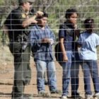 Niños centroamericanos sin papeles con un guardia fronterizo cerca de Laredo, Texas