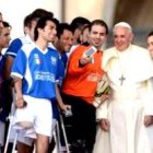 El Papa se hace un selfie con unos deportistas con discapacidades