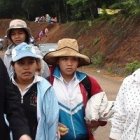 El obispo de Kontum, Michael 272;7913;c Hoàng Oanh, visita a sus parroquianos