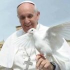 Francisco con una paloma, símbolo de la paz que quiere impulsar