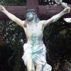 El Cristo del santuario de Lourdes en Santiago de Chile fue atacado con pintura...