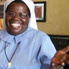 Rosemary Nyirumbe recupera mujeres dañadas por abusos y atiende a sus hijos y familias