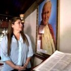 Floribeth Mora ante una imagen de Juan Pablo II en su casa - su sanación ha sido analizada con detalle
