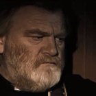 Brendan Gleeson logra un retrato humano y creíble del padre James Lavelle.