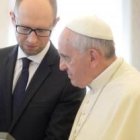 El primer ministro Yatseniuk regala al Papa Francisco una foto de la fiesta en el Maidán de Kiev