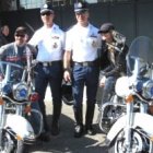 Dos policías de la Gendarmería Vaticana se hacen unas fotos con fans de la moto Harley-Davidson en el aniversario de este vehículo celebrado en San Pedro