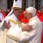 Francisco saluda a Benedicto XVI que acudió en febrero al consistorio que creaba nuevos cardenales