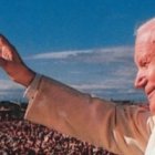 Juan Pablo II saluda a la multitud en su visita a Chile de 1987