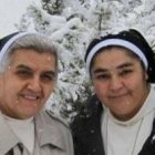 Una foto invernal de las dos monjas liberadas: han pasado 17 días secuestradas por los yihadistas