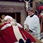 Krajewski junto al difunto Juan Pablo II durante los días de su velatorio