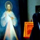 Faustina pidió un cuadro de Jesús, con un rayo pálido y otro rojo en su corazón y la frase Jesús Confío En Ti