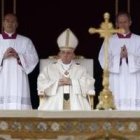 Francisco durante la canonización, mientras retiran las reliquias de los santos papas
