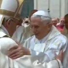 El Papa Francisco abraza a Benedicto XVI en un día que se recordará como el Día de los Cuatro Papas