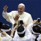 Francisco fue aclamado a la entrada de la misa que celebró ante 50000 fieles.