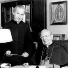 Álvaro del Portillo, sentado, junto a Javier Echeverría, que sería su sucesor