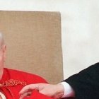 Dziwisz ayuda a Juan Pablo II en un momento de oración y cansancio en 1996 durante una audiencia pública