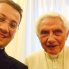 Este es el segundo selfie conocido de Benedicto XVI - no es habitual quedar bien en un selfie