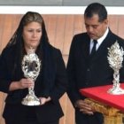 Floribeth Mora y su esposo con el relicario que llevaron al altar de la canonización